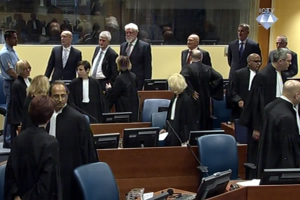 Jadranko Prlic, Bruno Stojic, Slobodan Praljak, Milivoj Petkovic, Valentin Coric i Berislav Pusic in the courtroom