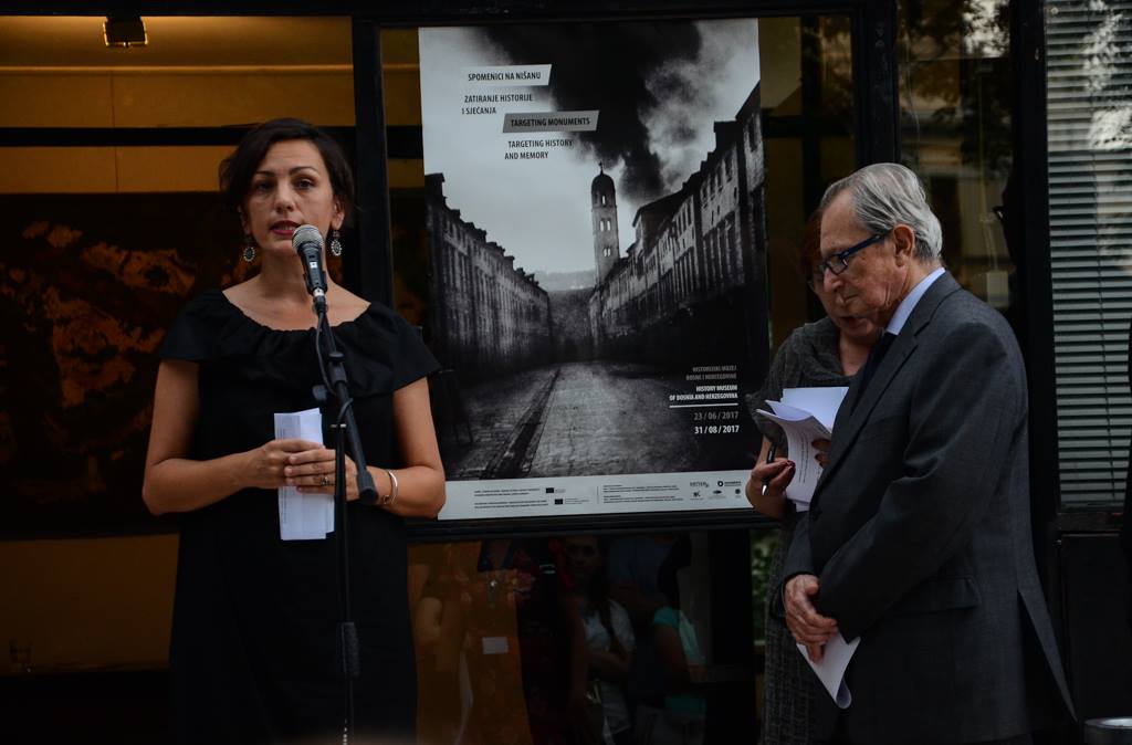 President of the ICTY Carmel Agius and History Museum of BiH director Elma Hašimbegović opening the exhibition 